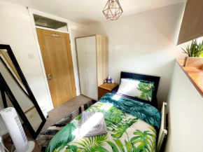 5min Drive to Luton Airport, 2 Train Stations & Motorway - FREE PARKING - LATE CHECK OUT 11AM - Quiet & Peaceful Location with a relaxing Garden - ONLY 25min drive to North LONDON - FREE WIFI